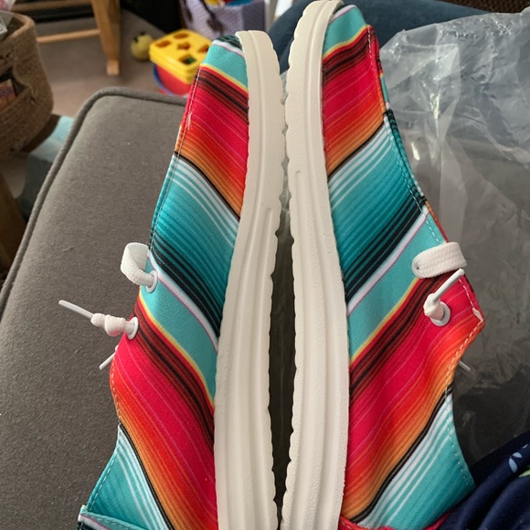 A pair of summer shoes - Picture 3 of 4